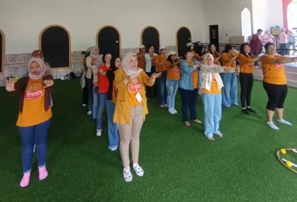 Momen tawa bahagia keluarga saat mencoba wahana carousel (komedi putar)