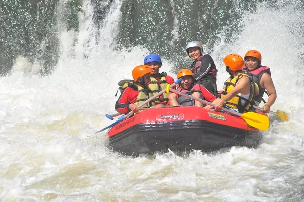 Paket Family Gathering Kasembon Rafting: Petualangan air yang mempererat kekeluargaan