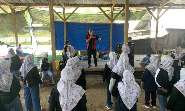 Momen keakraban peserta gathering saat mengikuti permainan outbound di area hijau