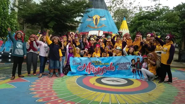 Sesi foto tematik keluarga menggunakan aksesoris khas suku Indian di area outbound yang instagramable