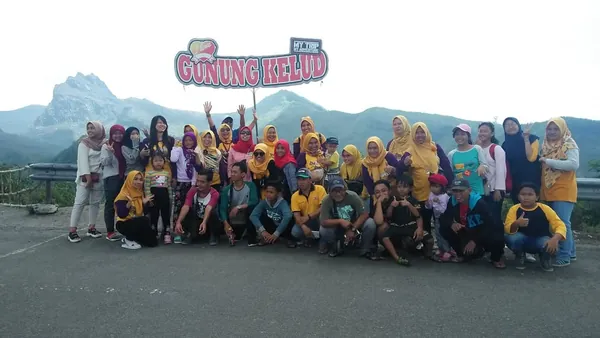 Momen kebersamaan rombongan di jalur lintas vulkanik Gunung Kelud yang eksotis