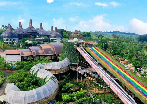 Keceriaan di Dusun Semilir: Menikmati wahana viral dan area outbound artistik yang cocok untuk segala usia