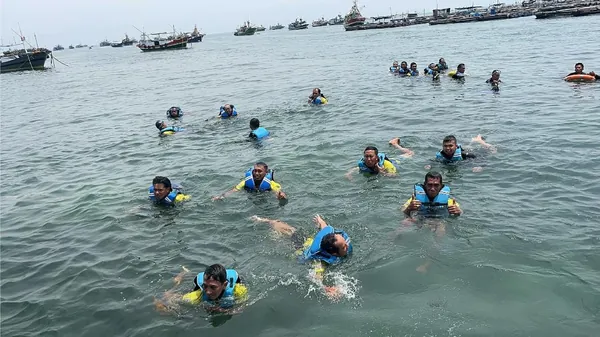 Suasana santai makan siang bersama menu ikan bakar segar khas nelayan di pinggir pantai Gili Ketapang