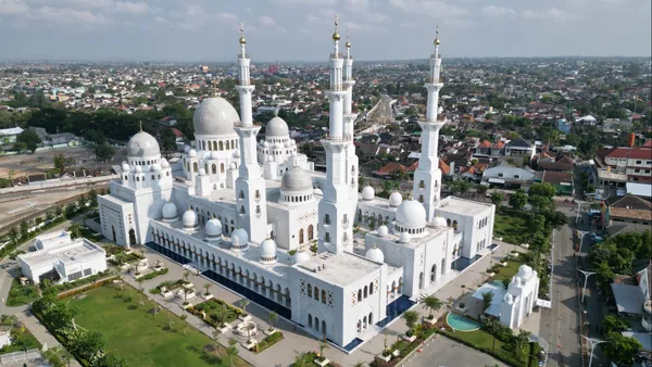 Relaksasi dan Fun Game keluarga di kawasan Air Terjun Jumog dengan suasana alam yang sejuk dan asri