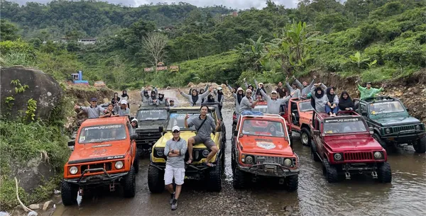 Keseruan rombongan menaiki Jeep terbuka menyusuri jalur hutan pinus yang instagramable