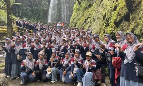 Momen kebersamaan dan keceriaan peserta gathering saat menikmati keindahan alam Telaga Madiro