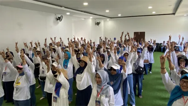 Gelak tawa anggota keluarga saat mengikuti permainan ice breaking dari fasilitator