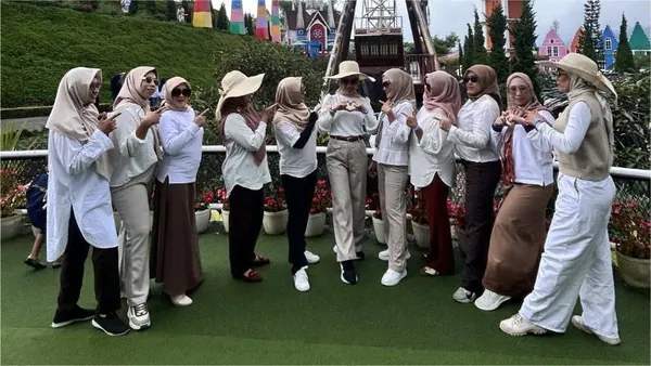 Eksplorasi santai di taman bunga bertema Eropa bersama keluarga besar
