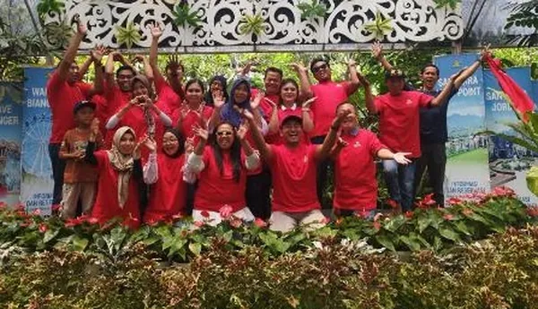 Interaksi hangat antar anggota keluarga di sela-sela waktu istirahat dan kunjungan