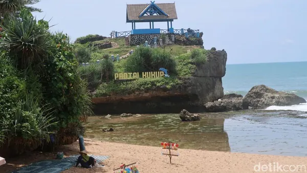 Keindahan Pantai Kukup dengan jembatan karang ikonik yang menawarkan panorama Samudra Hindia