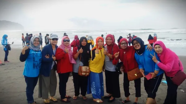 Keseruan Beach Fun Game di hamparan pasir luas Pantai Parangtritis untuk mempererat kekompakan keluarga