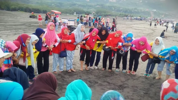 Momen kebersamaan keluarga besar menikmati udara laut di ikon wisata legendaris Parangtritis