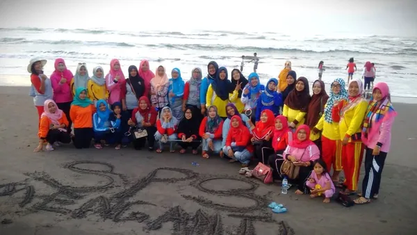 Dokumentasi keceriaan gathering Nila Productions: Perpaduan wisata pantai klasik dan spot foto modern