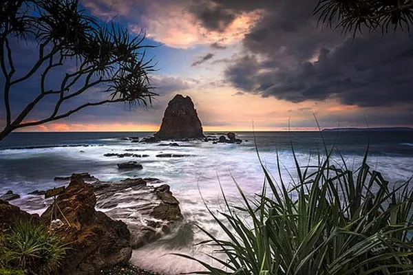 Keseruan Beach Fun Game di Pantai Papuma Jember: Menikmati pasir putih dan gugusan karang eksotis