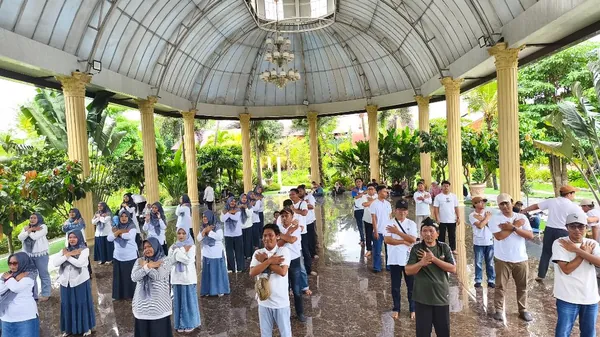 Momen tawa ceria peserta gathering saat mengikuti permainan kelompok yang edukatif
