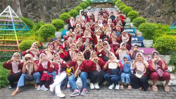 Sesi foto keluarga di jembatan gantung dengan latar belakang hutan yang asri