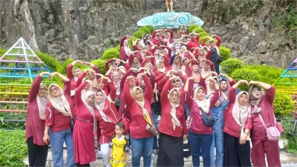 Momen santai keluarga menikmati udara sejuk pegunungan di area terbuka hijau