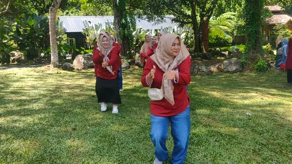 Nikmatnya makan siang bersama dengan menu tradisional khas desa di tepi sawah