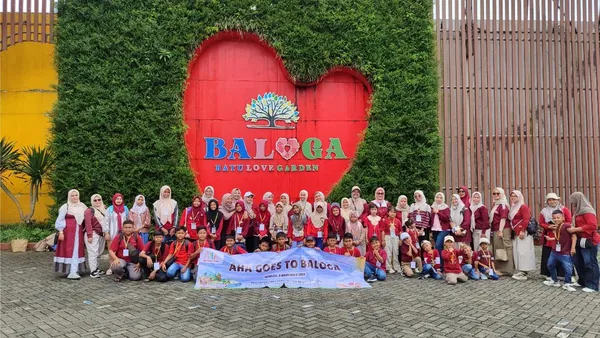 Momen makan siang bersama seluruh anggota keluarga di area resto Batu Love Garden yang nyaman