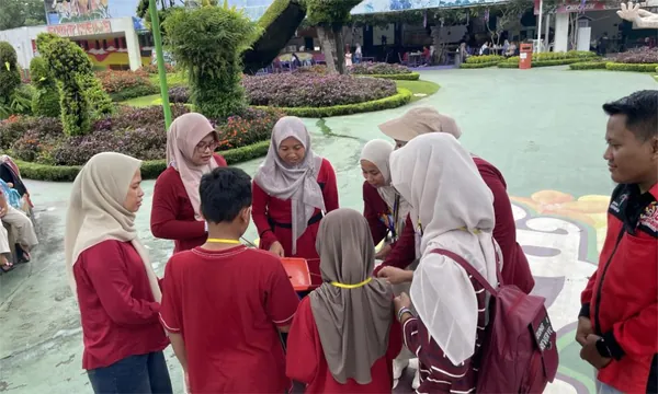 Siswa dan keluarga belajar mengenal berbagai jenis flora di area edukasi Baloga