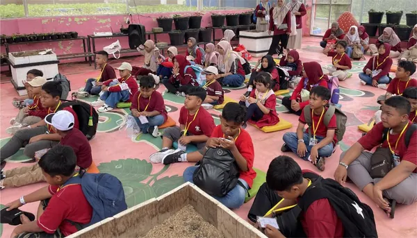 Suasana asri taman bunga luar ruangan dengan latar belakang pegunungan Kota Batu