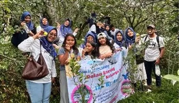Sesi Fun Game keluarga di area hijau Selecta untuk mempererat kekompakan dan keakraban