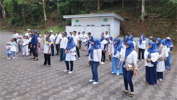 Gelak tawa anggota keluarga saat mengikuti permainan interaktif yang dipandu fasilitator