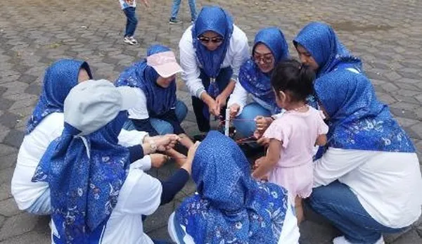 Momen santai rombongan menikmati fasilitas kolam renang air dingin Selecta yang menyegarkan