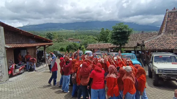 Keseruan sesi Fun Game keluarga untuk membangun kekompakan di bawah rindangnya pohon pinus