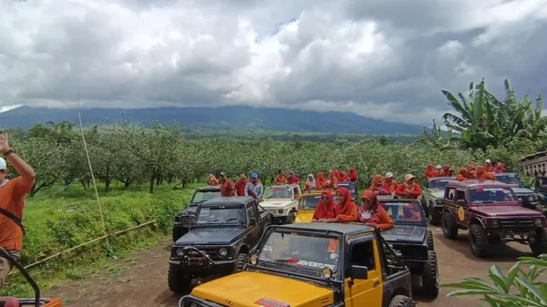 Tawa ceria anggota keluarga saat mengikuti permainan ice breaking yang interaktif dan seru
