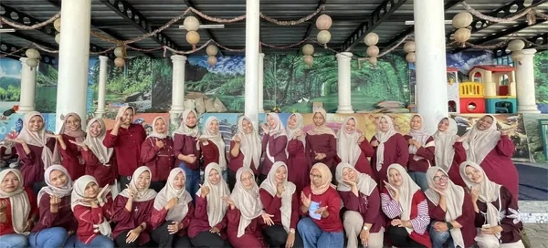 Keseruan sesi Fun Game pagi hari: Membangun keakraban keluarga di area rumput yang asri