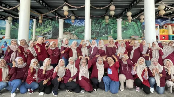Interaksi hangat orang tua dan anak dalam permainan kelompok yang dipandu fasilitator