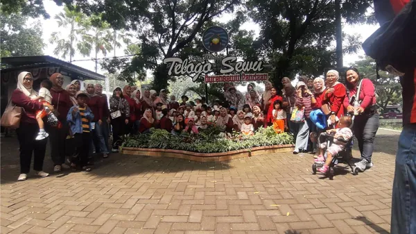 Momen makan siang bersama: Menikmati hidangan lezat sebelum melanjutkan acara bebas