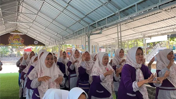 Acara bebas: Peserta menikmati segarnya kolam renang dengan air sumber alami pegunungan