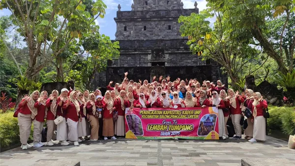 Keseruan Fun Game keluarga di area taman hijau yang luas dengan atmosfer kerajaan Jawa