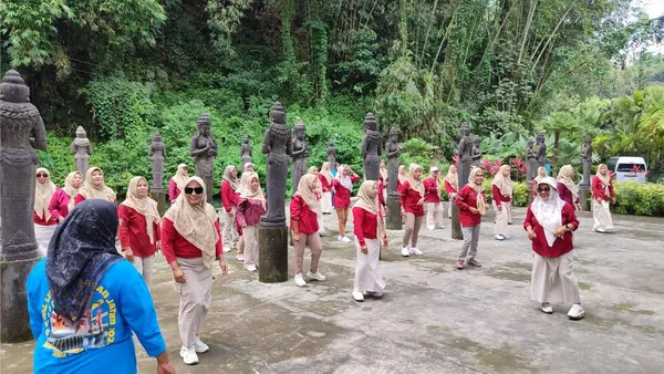 Momen keakraban peserta gathering saat mengikuti permainan kelompok yang interaktif
