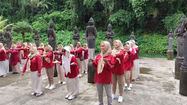Suasana makan siang bersama keluarga dengan pemandangan replika candi dan patung artistik