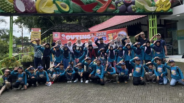 Dokumentasi keceriaan keluarga besar di spot ikonik agrowisata Bhakti Alam
