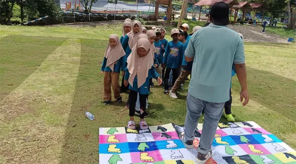 Keseruan kompetisi fun game antar anggota keluarga untuk melatih kekompakan tim