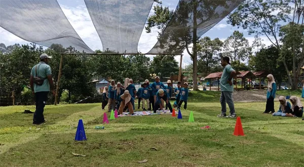 Tawa bahagia peserta gathering saat mengikuti lomba ketangkasan di lapangan terbuka