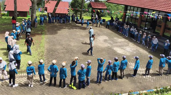Sesi ice breaking yang dipandu fasilitator untuk mencairkan suasana gathering keluarga
