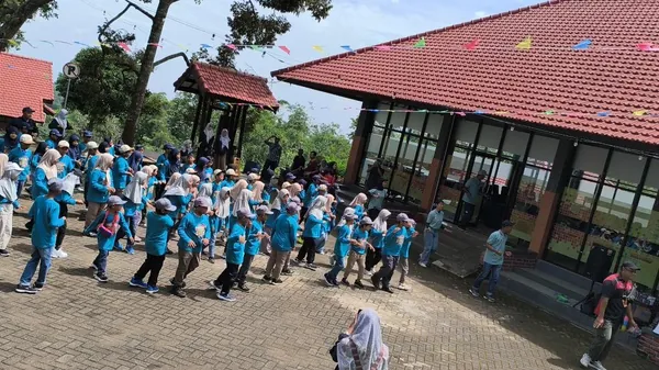Kegiatan senam pagi bersama untuk mengawali rangkaian acara gathering dengan semangat