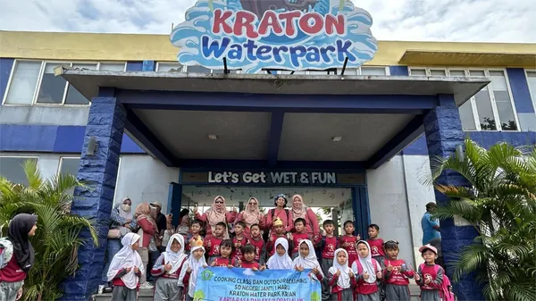 Foto bersama di gerbang masuk Keraton Waterpark Sidoarjo sebelum rekreasi air