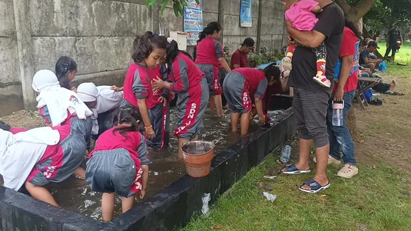 Keseruan siswa saat mengikuti lomba tangkap ikan dalam rangkaian outbound edukasi