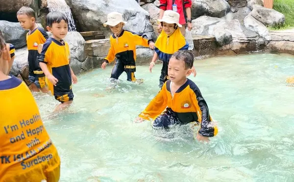Lomba tangkap ikan di kolam air sebagai bagian dari kegiatan edukasi luar ruangan