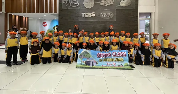 Dokumentasi kebersamaan peserta trip edukasi Nila Productions di hutan pinus