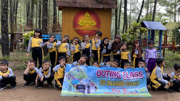 Momen keceriaan guru dan siswa setelah sesi kunjungan pabrik dan pembagian goodie bag