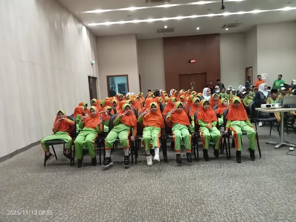 Siswa sekolah mengikuti sesi edukasi industri di dalam auditorium pabrik mitra Nila Productions