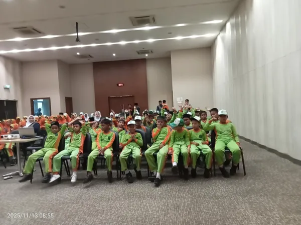 Penyampaian materi proses produksi kepada siswa dalam kunjungan industri