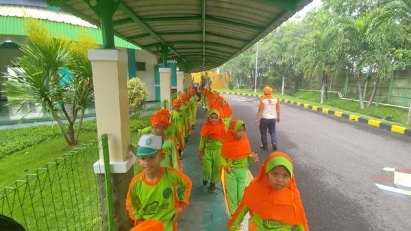 Edukasi interaktif mengenai teknologi industri kepada peserta outbound sekolah